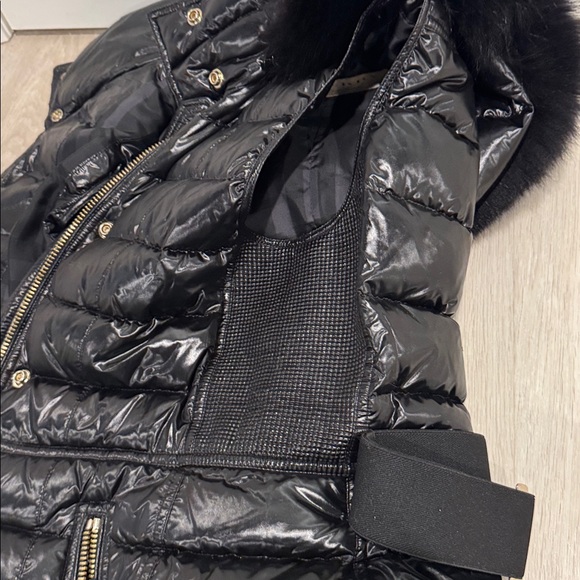 BURBERRY BELTED PUFFER VEST FUR HOOD - Picture 9 of 10